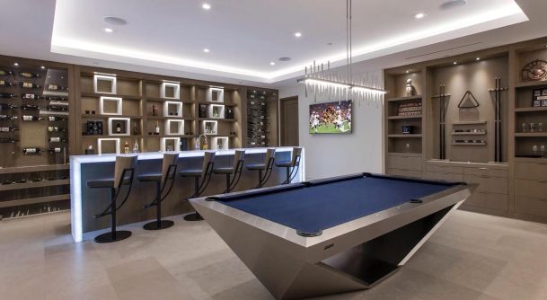 Bar / Game Room